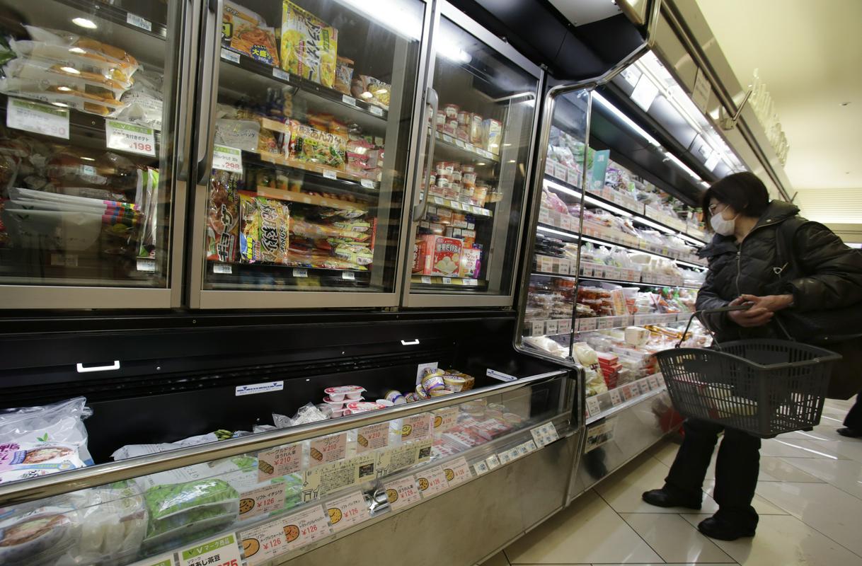 Številne živilske trgovine so povečale svoje oddelke z zmrznjeno hrano. Foto: AP