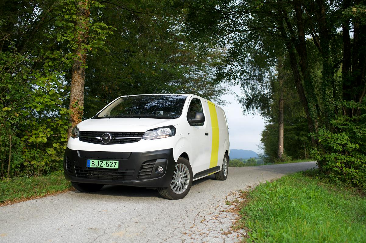 Opel vivaro-e je oblikovno identičen različicam z motorji na notranje zgorevanje, razen ko gre za pogonski sklop. Foto: MMC RTV SLO/Miha Merljak
