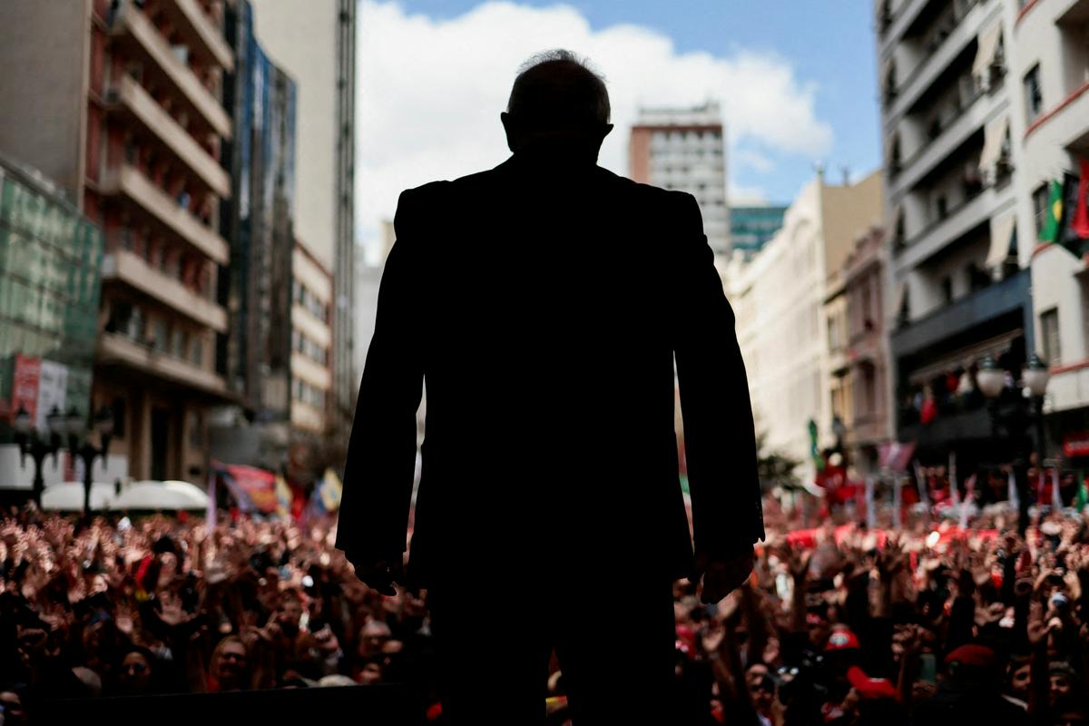 KONEC BOLSONAROVE ERE: Konec oktobra je v Braziliji potekal drugi krog predsedniških volitev, na katerih je tesno, s 50,9 odstotka proti 49,1, zmagal nekdanji predsednik države Luiz Inacio Lula da Silva. 77-letni Lula se bo januarja v predsedniško palačo vrnil po 12 letih. Državo je vodil že med letoma 2003 in 2010, na zadnjih volitvah pa ni smel kandidirati, ker je bil v zaporu zaradi korupcije in pranja denarja. A po 580 dneh v zaporu je lani sodišče sodbo razveljavilo in lahko se je vrnil na politično prizorišče. Za glavno nalogo mandata si je postavil reševanje Amazonije. Njegov nasprotnik, dozdajšnji desničarski predsednik Jair Bolsonaro, Lulove zmage na volitvah še vedno ni priznal, zato so njegovi privrženci več tednov protestirali, nekateri pa celo pozivali k vojaškemu udaru. Foto: Reuters