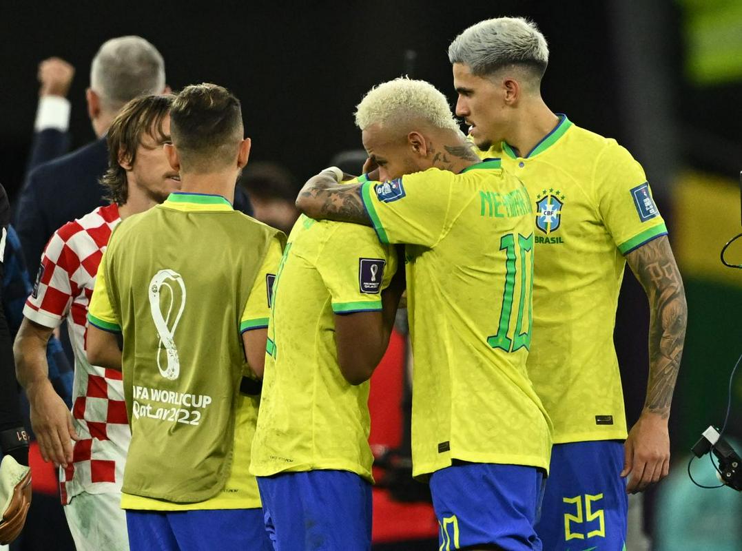 Rodryga je po zgrešeni enajstmetrovki najprej tolažil Neymar, nato pa njegov kolega pri madridskem Realu Luka Modrić. Foto: Reuters