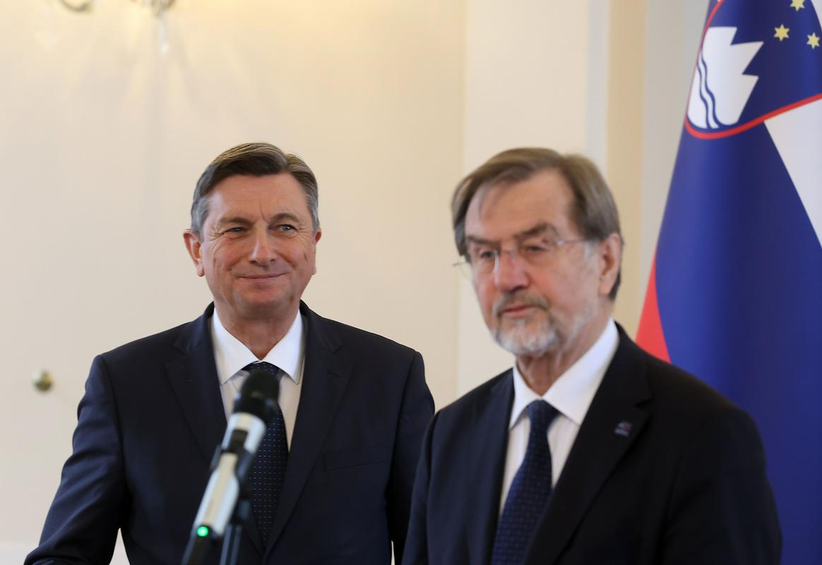 Prvak prve slovenske vlade Lojze Peterle se je predsedniku Pahorju zahvalil za vse poklone slovenski osamosvojitvi. Foto: BoBo/Borut Živulović