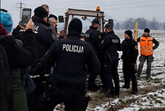 Kot poroča TV Slovenija, je protestnik, ki so ga policisti zjutraj zadržali, v UKC Ljubljana na opazovanju. Pri uporabi prisilnih sredstev je bil po navedbah policije lažje poškodovan, zagotovili so mu zdravstveno pomoč. Foto: Zajem zaslona