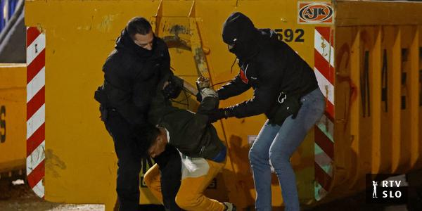 La police bruxelloise a interpellé une centaine de supporters de foot, des incidents aussi en France