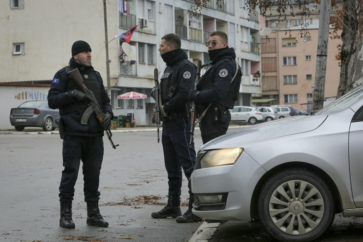 Kosovska policija patruljira v etnično razdeljeni Mitrovici na severu Kosova. Foto: AP