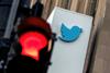 EU opozarja Twitter pred sankcijami po zaprtju računov novinarjem