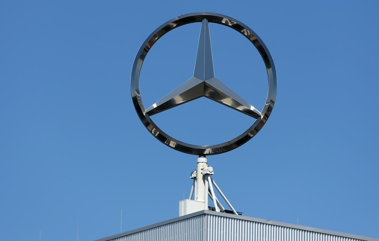Zaposleni v Mercedesu bodo dobili rekordno nagrado v višini do 7300 evrov. Foto: EPA