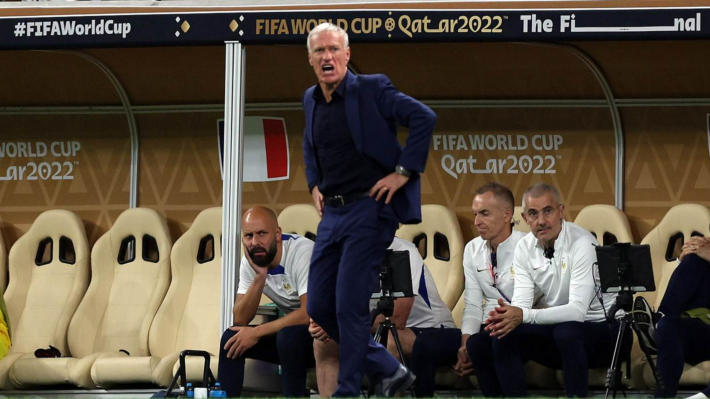 Didier Deschamps je bil v prvem polčasu besen kot ris. Foto: Reuters