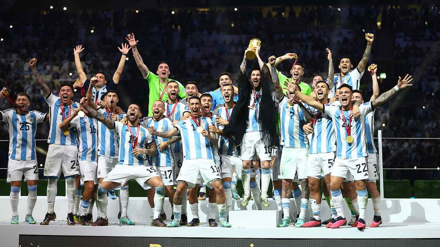 Veselje argentinskih nogometašev na slavnostni podelitvi po infarktnem finalu svetovnega prvenstva v Katarju. Foto: Reuters