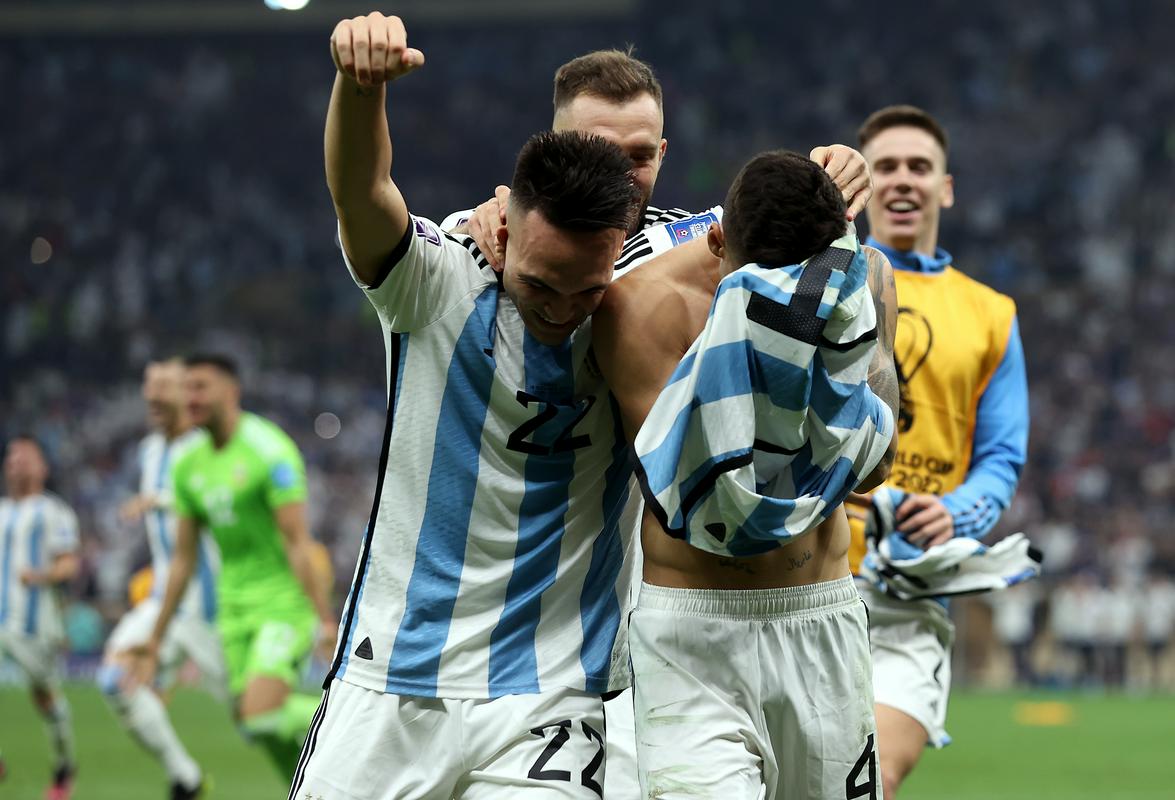 Po golu je Gonzalo Montiel slekel dres in planil v jok ter se znašel pod kupom soigralcev na čelu z Lautarom Martinezom, ki je bil predviden kot naslednji strelec za Argentino. Foto: EPA