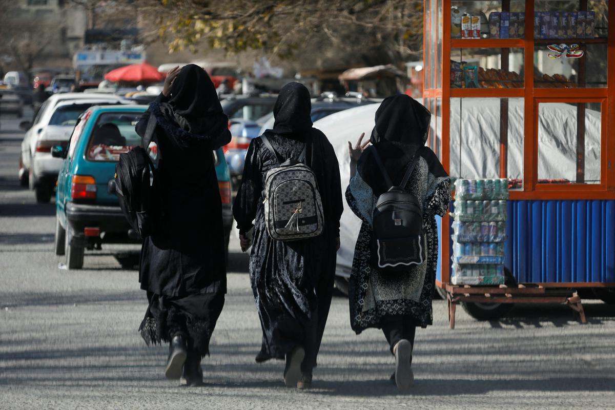 Študentke so ostale pred vrati univerz, čeprav so talibani zatrjevali, da njihova vlada ne bo tako stroga, kot je bila v devetdesetih letih. Foto: Reuters