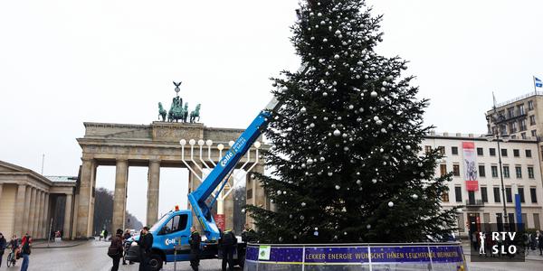 Des militants pour le climat ont scié la cime d’un sapin de Noël à Berlin