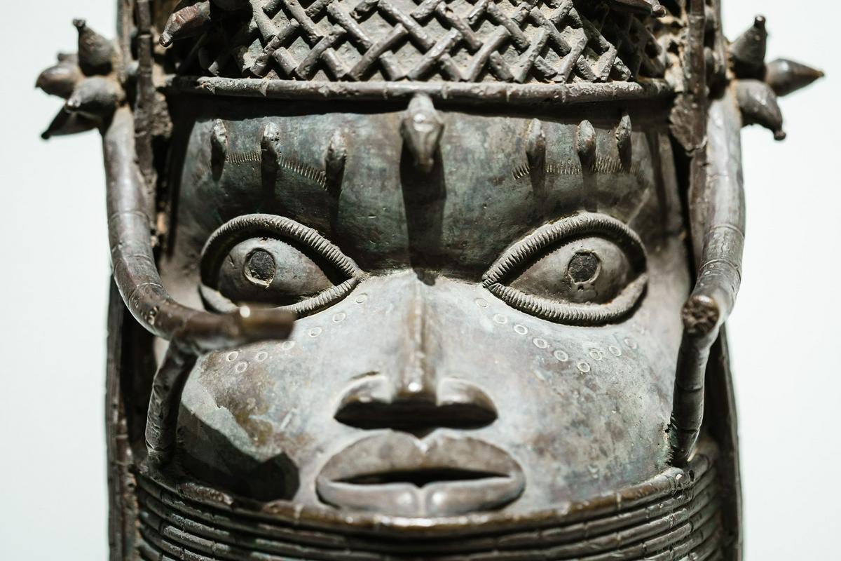Artefakti, ki jih je britanska vojska leta 1897 naropala v napadu na Benin City (v današnji Nigeriji), so posejani po različnih muzejih in zasebnih zbirkah po vsem svetu. Foto: EPA