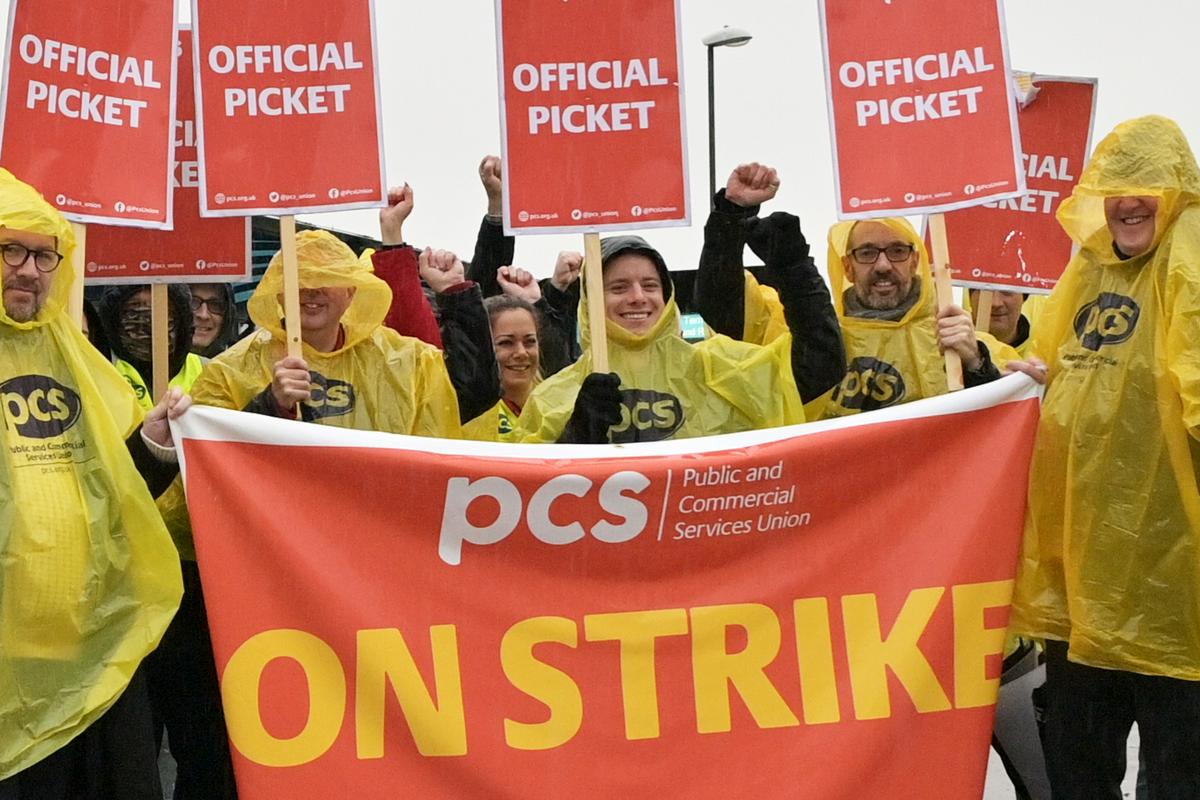 Stavkajoči delavci na letališču Gatwick. Foto: EPA