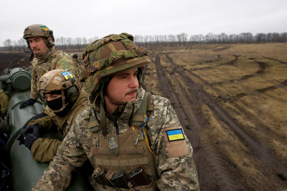 Ukrajinska vojska je s pomočjo zahodnih dobav sodobnega orožja in vojaške opreme v jesenski protiofenzivi dosegla nekaj pomembnih zmag na bojišču. Foto: Reuters