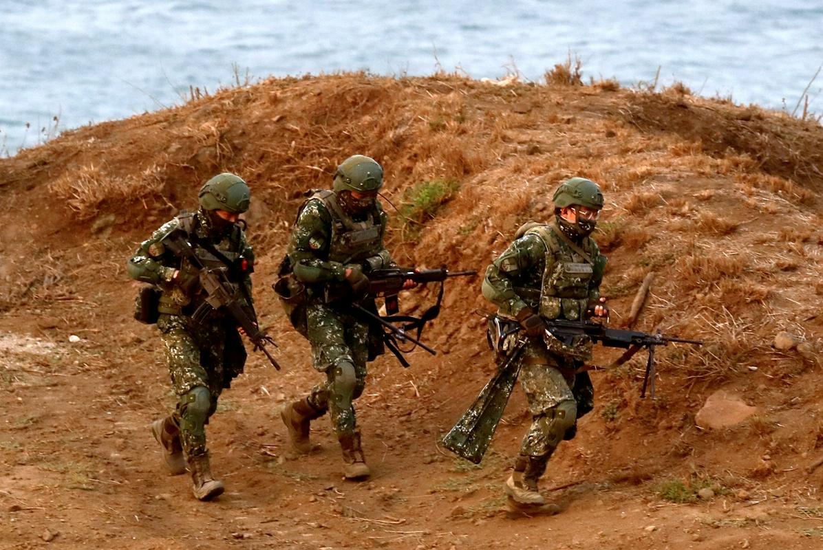 Kitajska grožnja je pripeljala do podaljšanja služenja vojaškega roka. Foto: Reuters