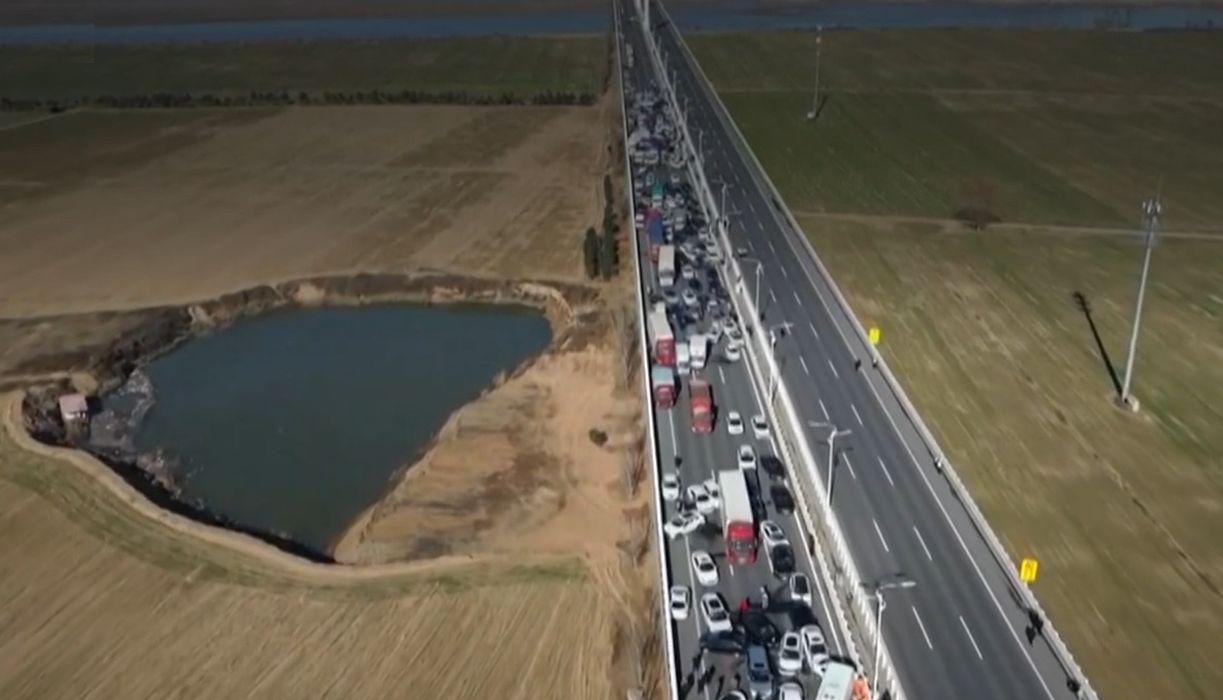 Na Kitajskem velikanski nalet 200 vozil