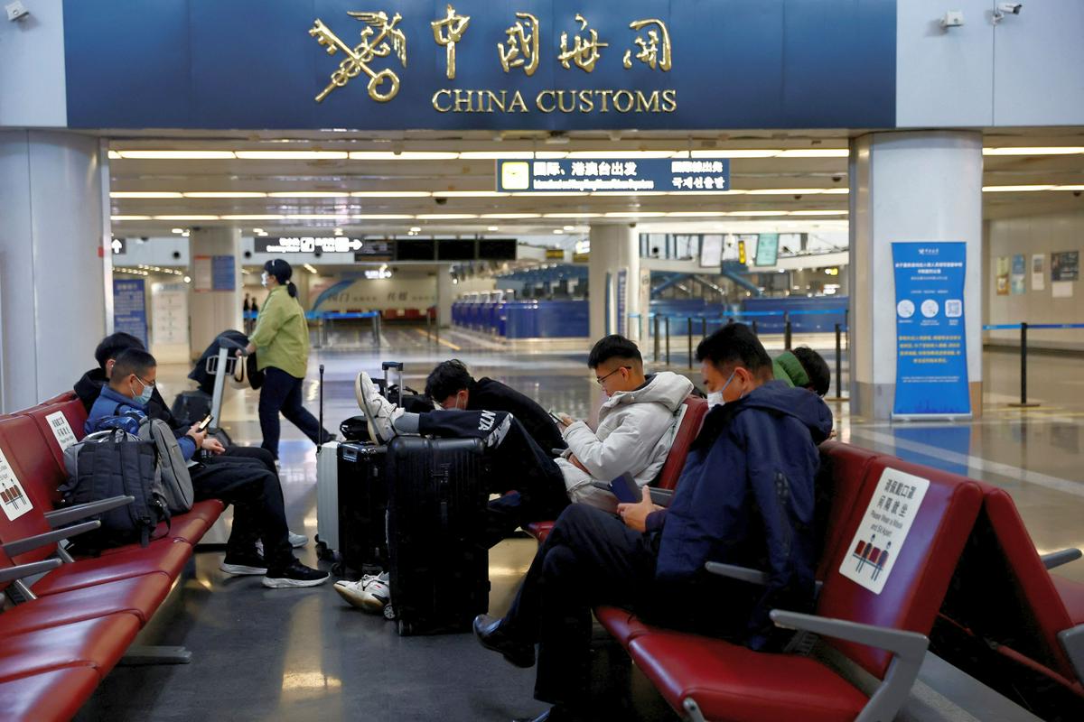 Kitajska bo svojim državljanom znova dovolila potovanja v tujino. Foto: Reuters