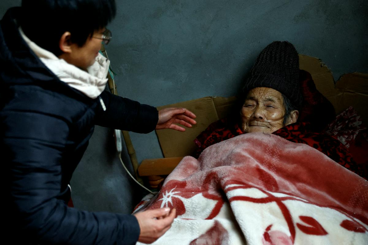 Številni opozarjajo na ranljivost starejših, predvsem na podeželju, ki imajo otežen dostop do zdravstvenih storitev. Foto: Reuters