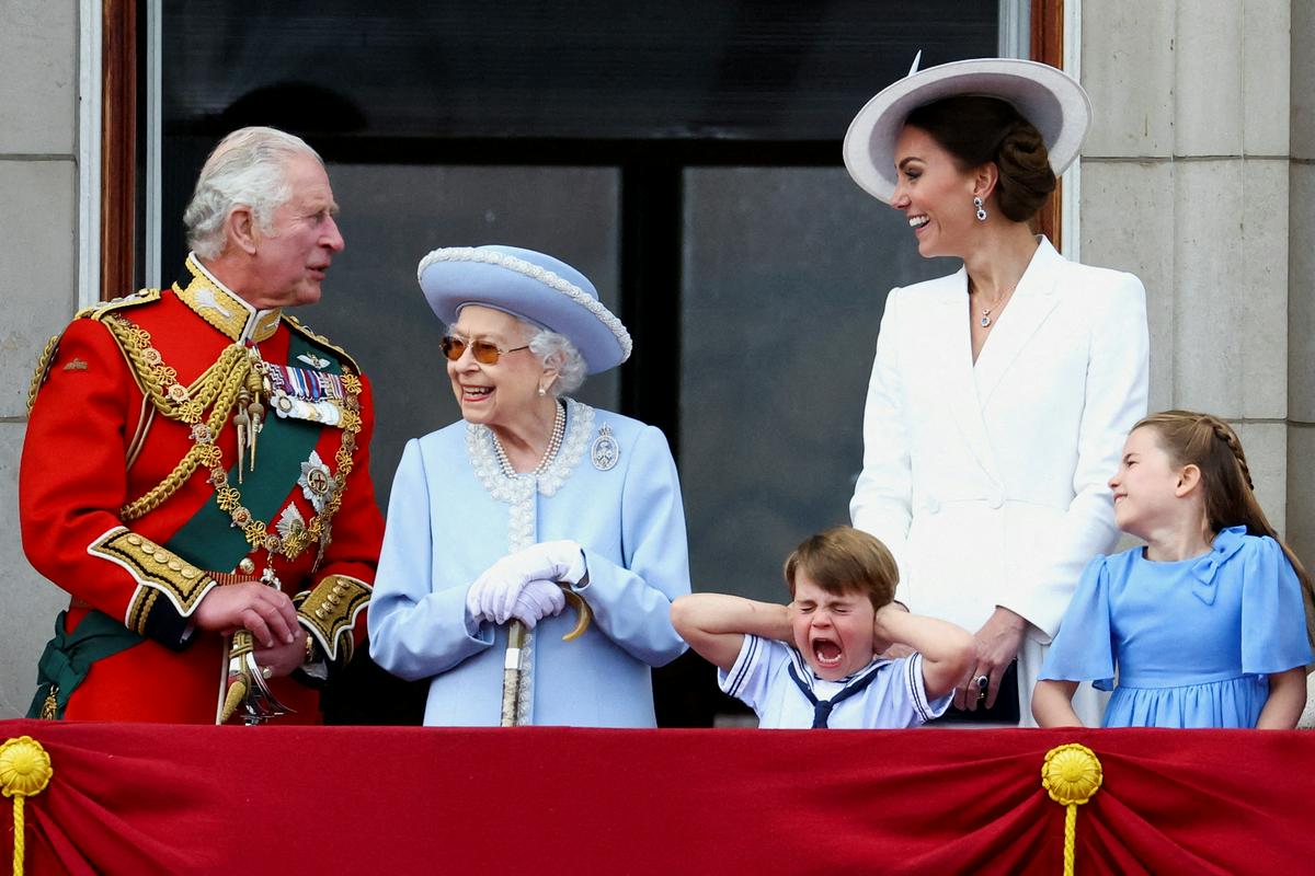 96-letna Elizabeta II. nasmejana v družbi sina Charlesa in njegove snahe Kate ter dveh pravnukov, princa Louisa in princese Charlotte na balkonu Buckinghamske palače ob praznovanju svoje platinaste obletnice vladanja. Foto: Reuters