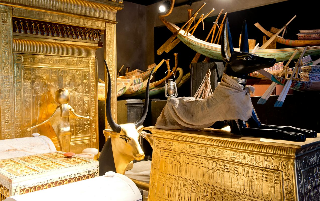 Replika Tutankamonove grobnice s predmeti, s katerimi so pokopali faraona. Foto: EPA