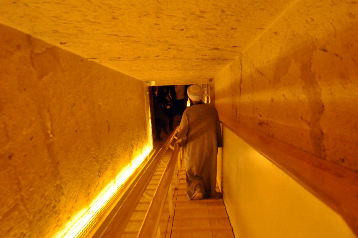 Do plenjenja grobnic je pogosto prihajalo kmalu potem, ko so faraone pokopali . Najverjetneje so to počeli ljudje, ki so bili blizu graditeljem in so imeli podatke o tem, kje je dostop do grobnic najlažji oz. sploh mogoč. Foto: EPA