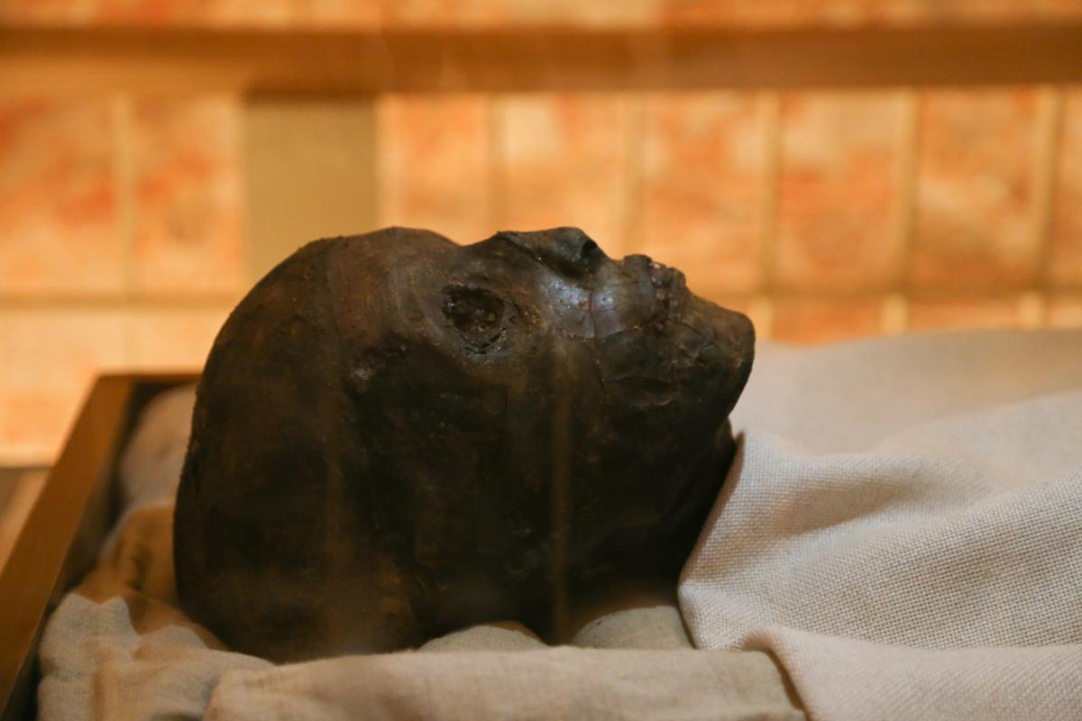 Tutankamon je umrl zaradi okužbe rane, ki je nastala pri poškodbi na nogi. Star je bil približno 19 let. Foto: EPA