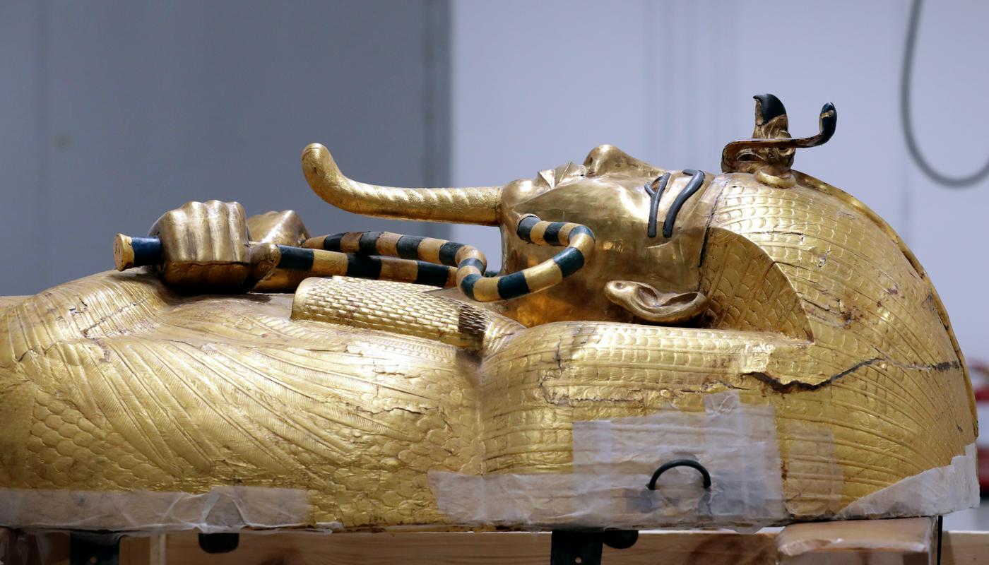 Tutankamon je nastopil vladarsko funkcijo, ko je bil star komaj deset let, zato so v njegovem imenu odločitve zares sprejemali drugi, zlasti svečenik in vezir Aj, s katerim sta bila mora v sorodstvu in je Tutankamona tudi naslovil. Foto: EPA