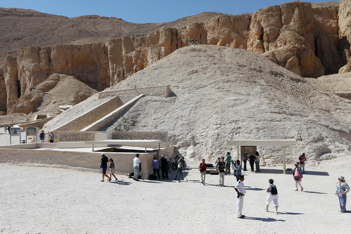 Grobnica je najverjetneje iz 18. dinastije, iz katere sta bila tudi faraona Ehnaton in Tutankamon, čigar grobnica (na posnetku) je vse od odkritja pred 100 leti ena najbolj priljubljenih turističnih točk v Dolini kraljev. Foto: EPA
