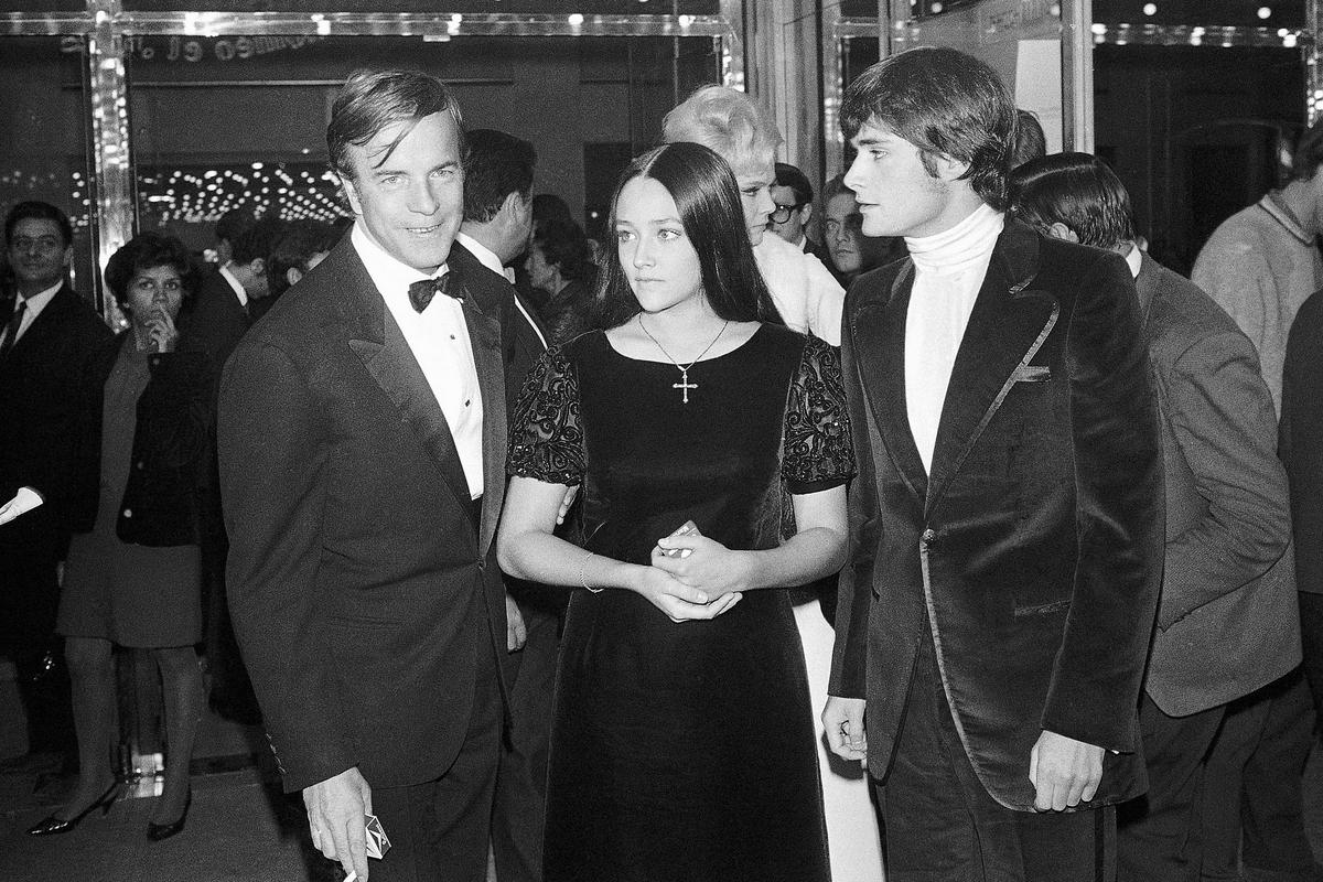 Franco Zeffirelli (na levi) z glavnima igralcema na premieri filma v Parizu. Ob premieri filma je krožil urbani mit, da naj bi bila Olivia premlada, da bi smela v kinu v živo gledati svojo lastno goloto – a to ni res, saj je do distribucije že dopolnila 16 let. Foto: AP