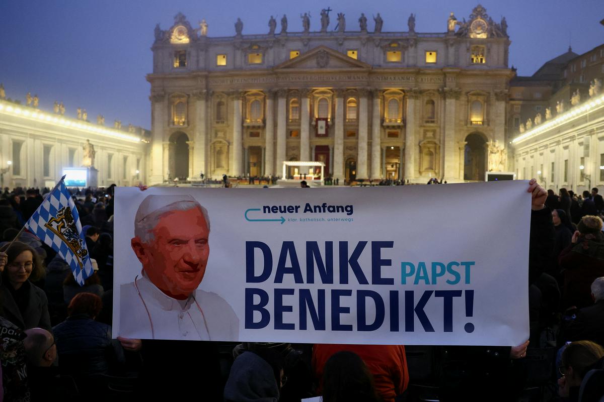 Mnogo vernikov je prišlo iz Nemčije, kjer je bil Benedikt XVI. rojen. Foto: Reuters