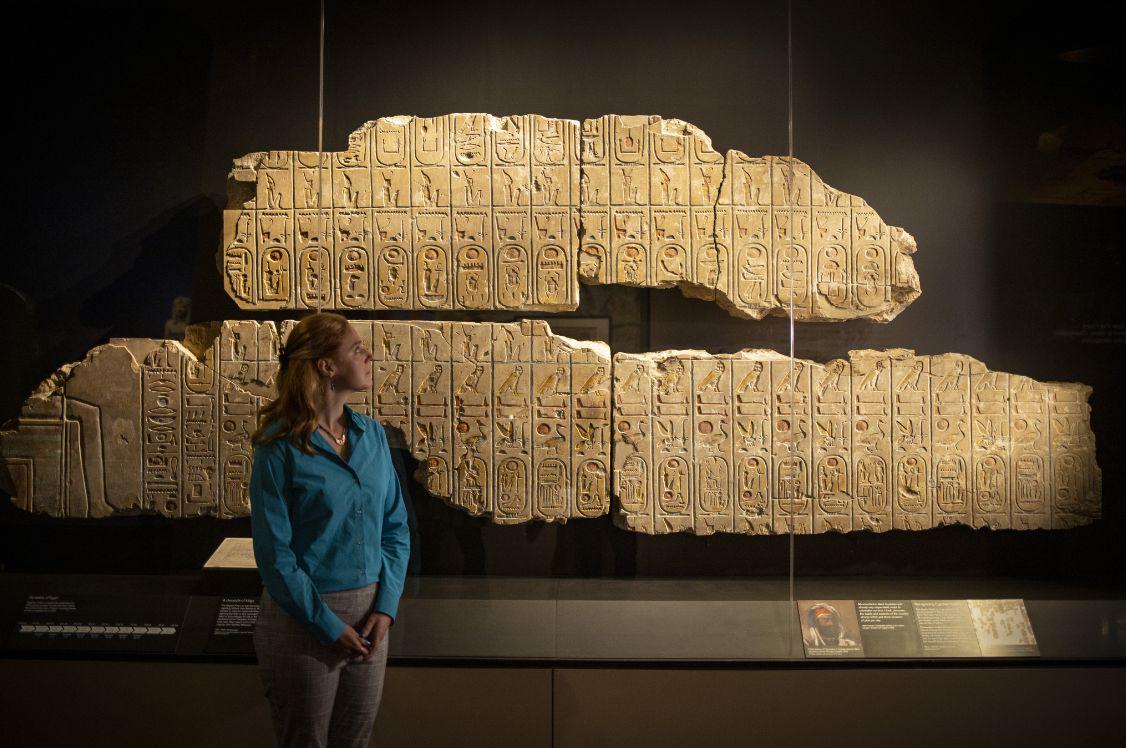 V Britanskem muzeju so ob 200-letnici razvozlanja hieroglifov pripravili veliko razstavo z naslovom Hieroglifi: Odkrivanje starega Egipta. Na njej je na ogled tudi Abidoški seznam kraljev, na katerem je seznam imen 76 kraljev starega Egipta, ki so ga odkrili na zidu Setijevega templja v Abidosu. Seznam našteva kralje Starega kraljestva po njihovem zaporedju, pomemben pa je med drugim zato, ker je edini vir z imeni kraljev Sedme in Osme dinastije. Foto: EPA