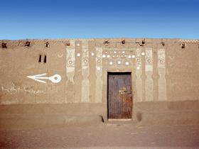 Ornamentirana vrata tradicionalne nubijske hiše, Sudan 1964. Foto: Arhiv Mihe Pirnata