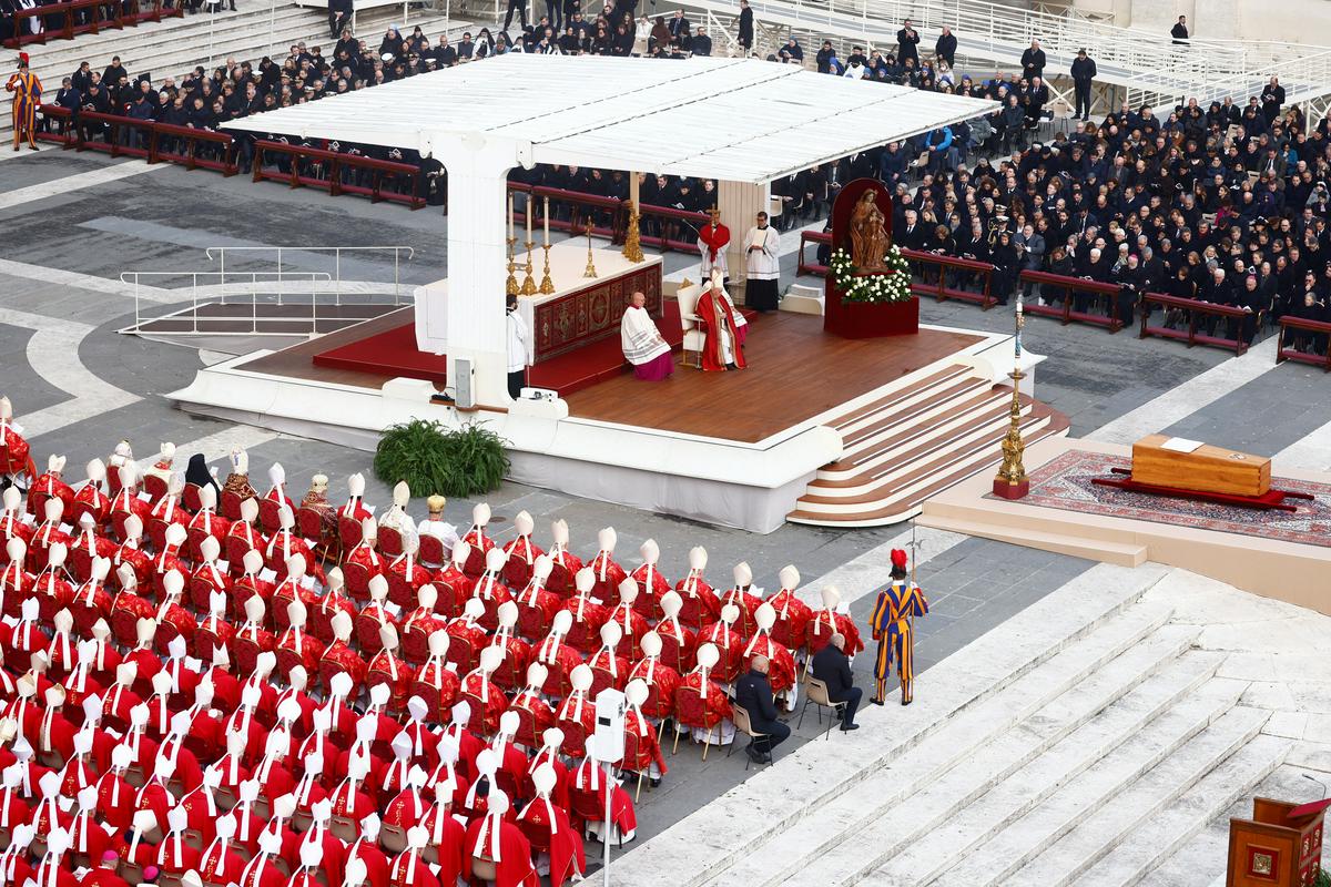Papež in kardinali. Pred njimi krsta z Benediktom XVI. Foto: Reuters