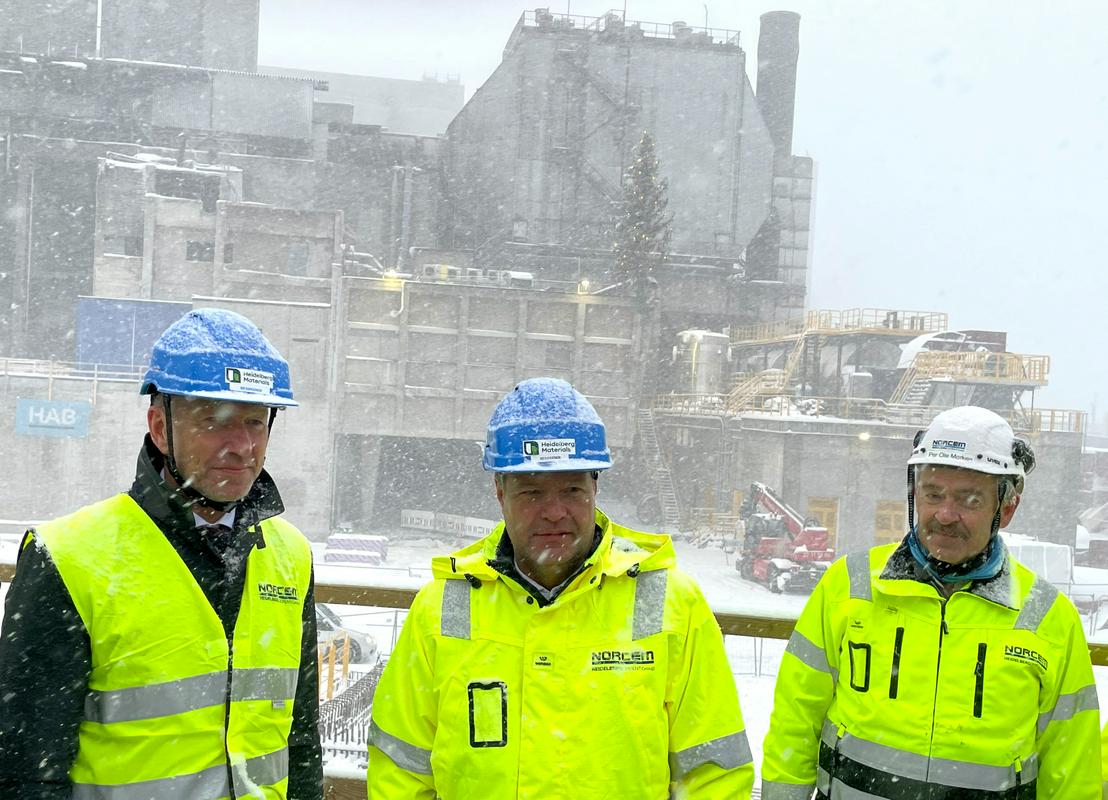 Nemški minister Habeck na Norveškem pred cementarno podjetja Norcem. Foto: Reuters