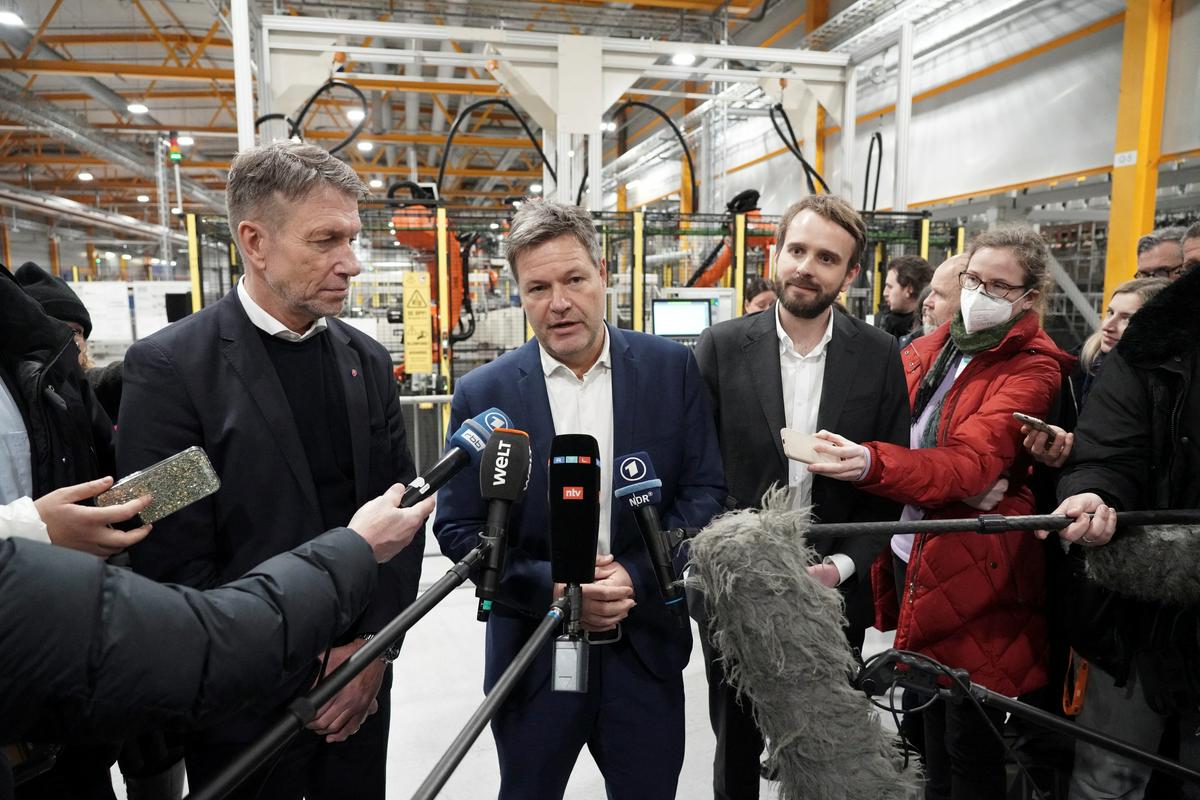 Nemški gospodarski minister Habeck in norveški energetski minister Aasland v podjetju za proizvodnjo vodika NEL v kraju Heroya na Norveškem. Foto: Reuters