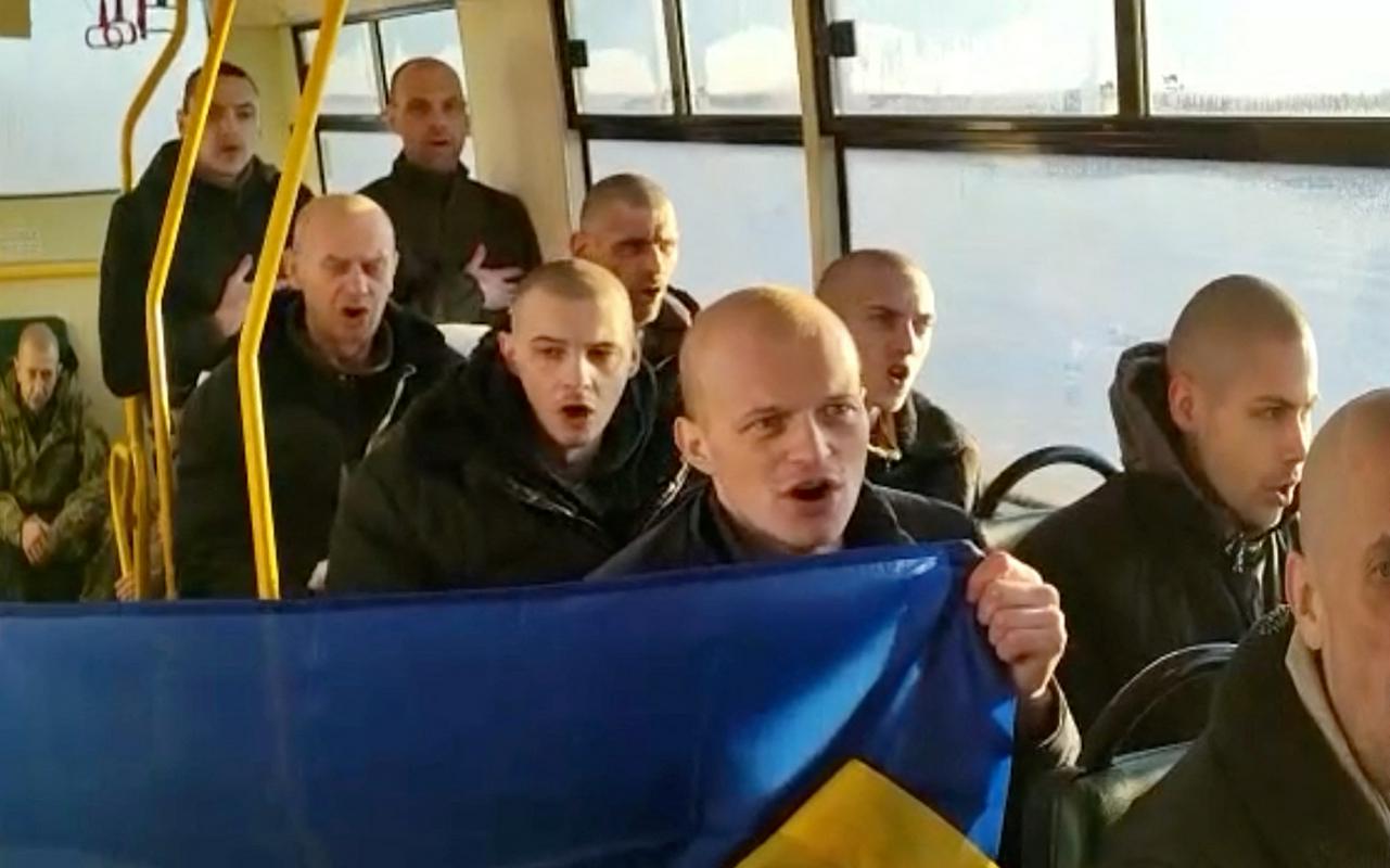 Izpuščeni ukrajinski vojaki na avtobusu na nerazkriti lokaciji prepevajo ukrajinsko himno. Foto: Reuters