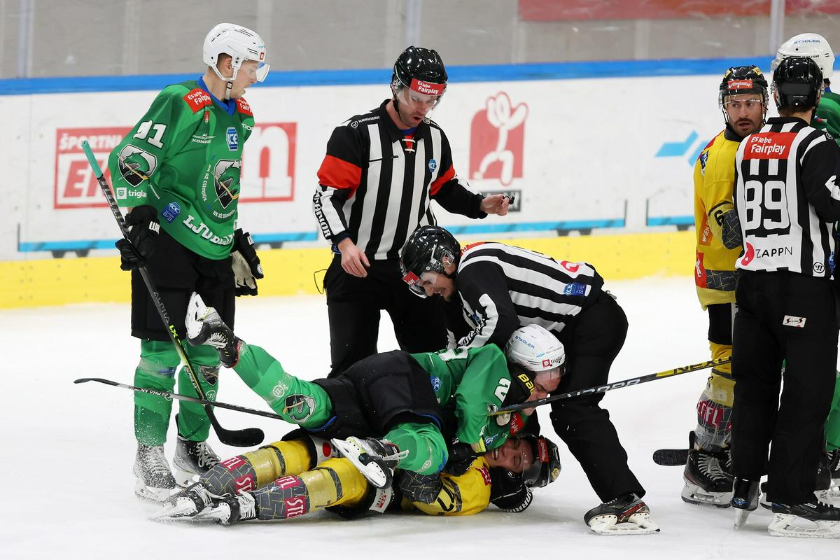 Boxing-hockey clash - after the disciplinary penalty for Matt Bradley, Olimpija even had a five-minute advantage of one more player, but it failed to put together a more dangerous action.  Photo: www.alesfevzer.com