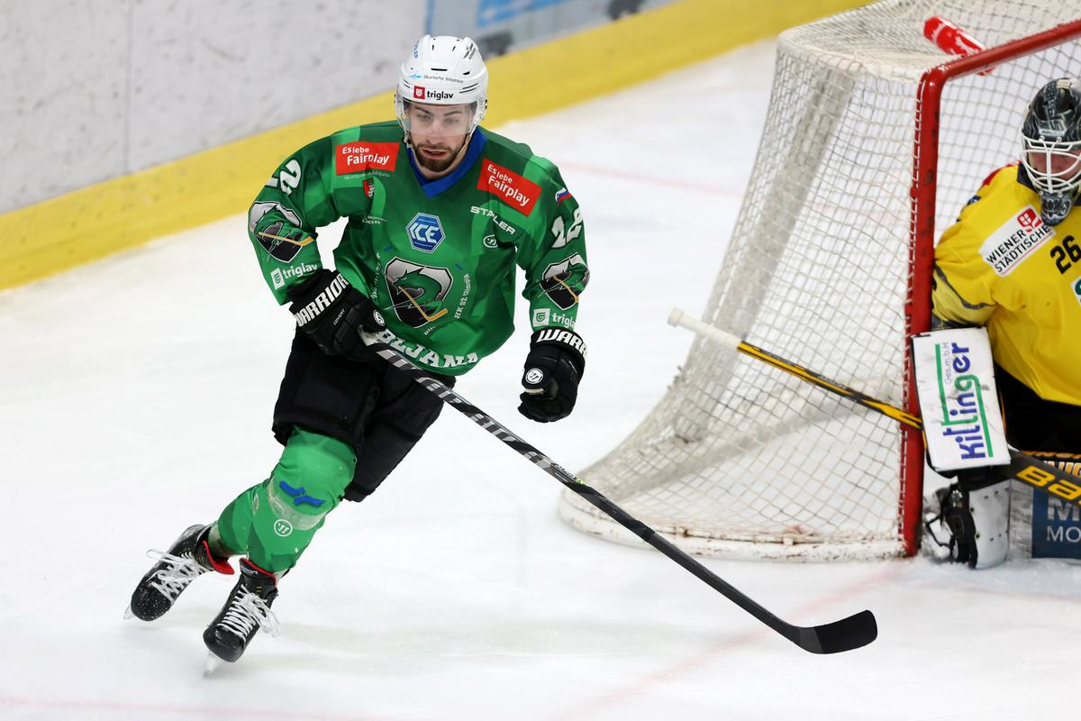 Nik Simšič je v tej sezoni v Ligi IceHL odigral 39 tekem. Dosegel je devet golov in prispeval še 15 podaj. Foto: www.alesfevzer.com