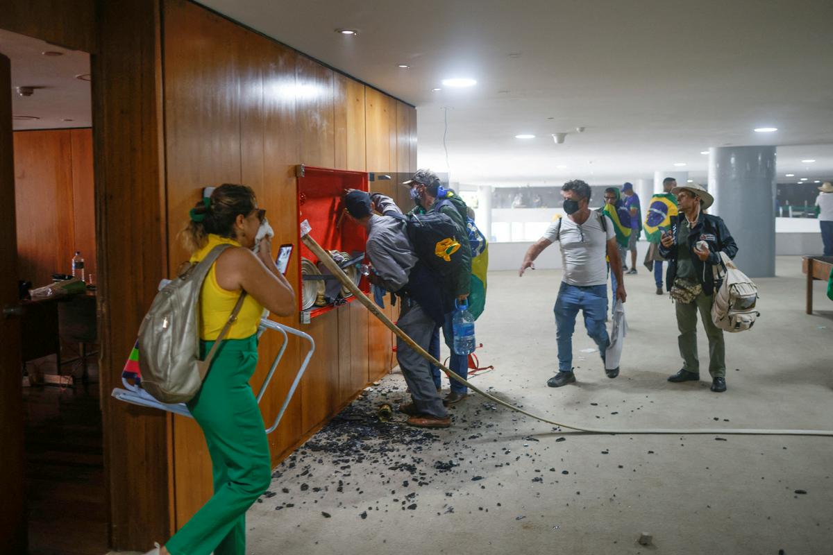 Rioters during destruction in the presidential palace.  Photo: Reuters