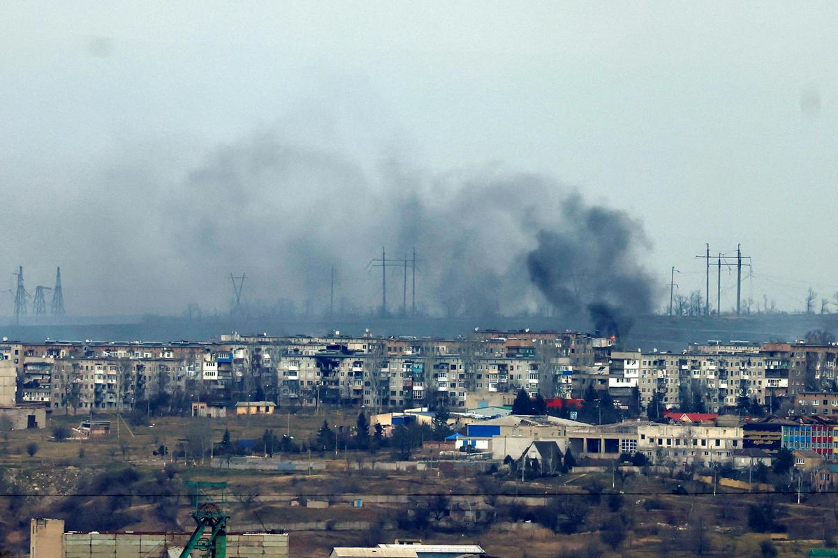 Dim nad mestom Soledar, viden iz sosednjega Bahmuta. Foto: Reuters