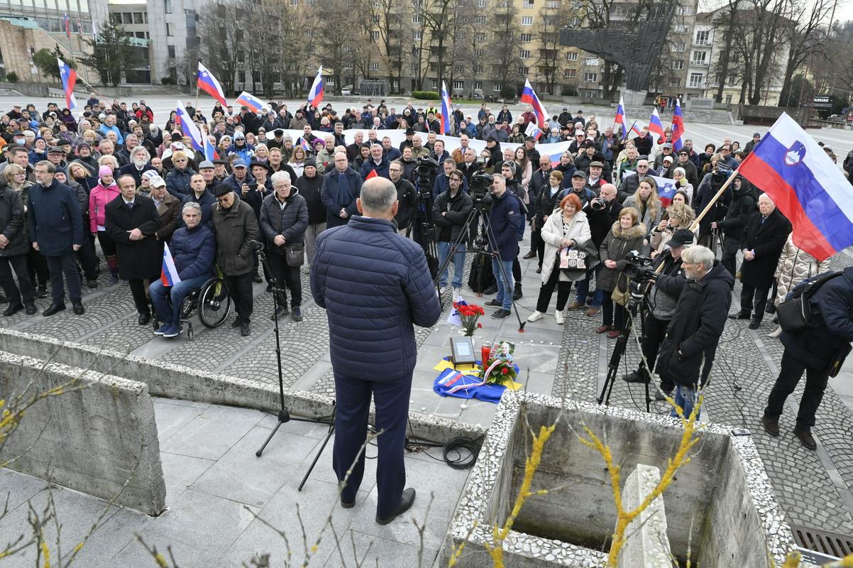 Predsednik SDS-a Janez Janša je nagovoril zbrano množico na Trgu republike. Foto: BoBo/Žiga Živulovič