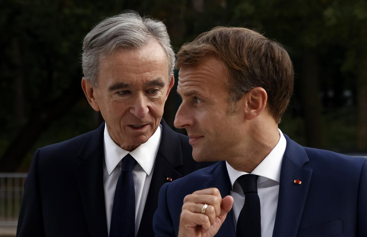 Arnault je pogosto viden v družbi francoskega predsednika Macrona. Foto: EPA