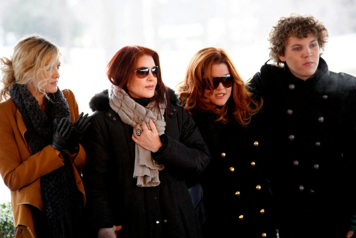 Z mamo Priscillo in dvema otrokoma leta 2010. Foto: Reuters