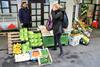Inšpektorji priporočajo kupovanje sadja in zelenjave na organiziranih mestih