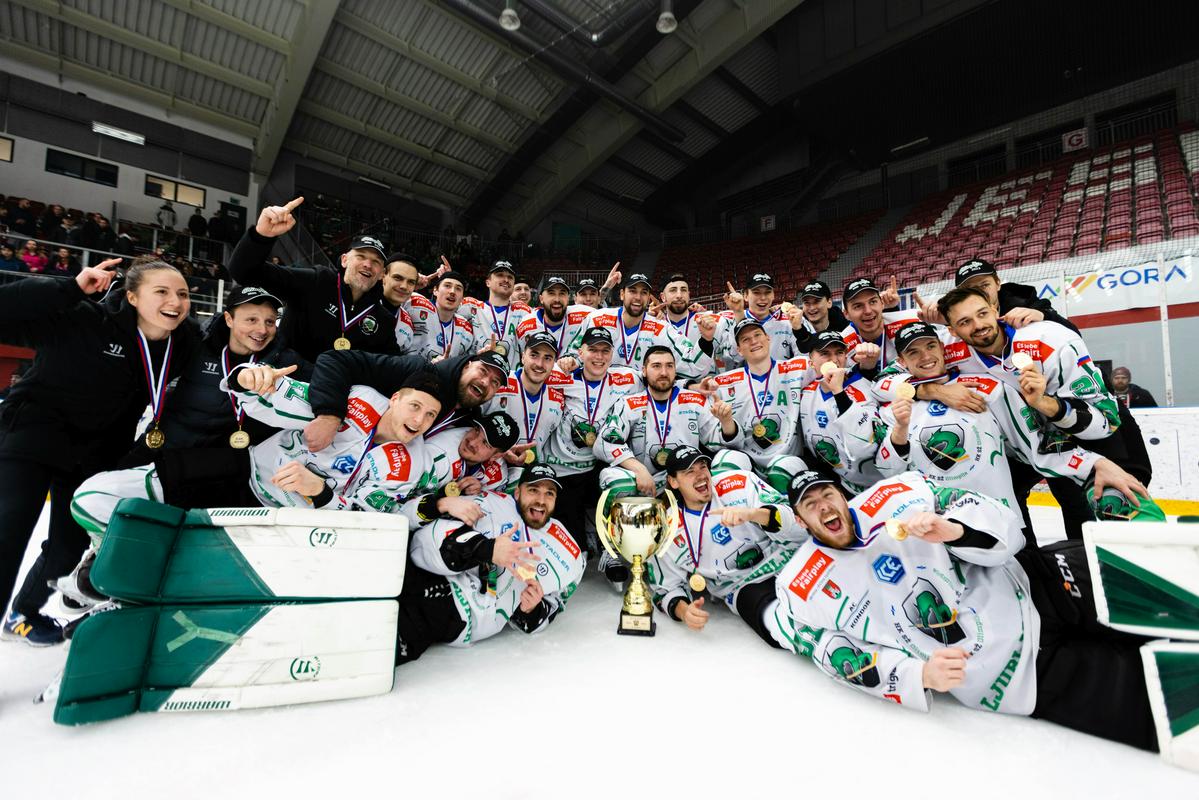 SŽ Olimpija je osvojila tretji naslov državnega prvaka, najboljša je bila tudi v letih 2019 in 2022. Ljubljanski hokejisti so skupno osvojili 18 naslovov v samostojni Sloveniji. Foto: www.alesfevzer.com