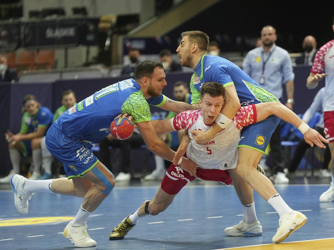 The Slovenian defense did its job perfectly in the match against Poland, but much worse against the French.  Missing was Borut Mačkovšek (left), who has some problems with his knee and preferred to rest.  Photo: AP
