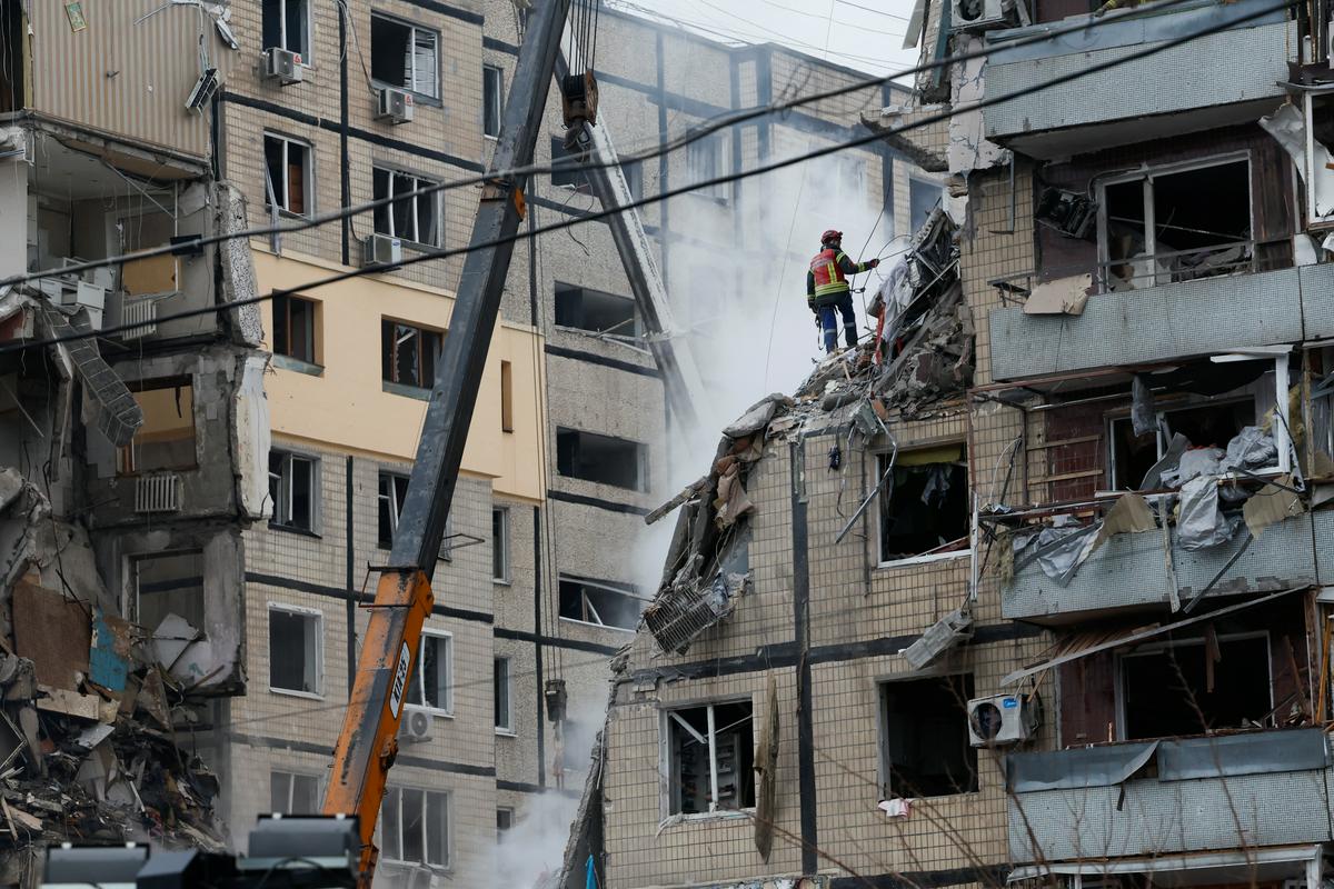 Uničena stanovanjska stavba v Dnipru. Foto: Reuters