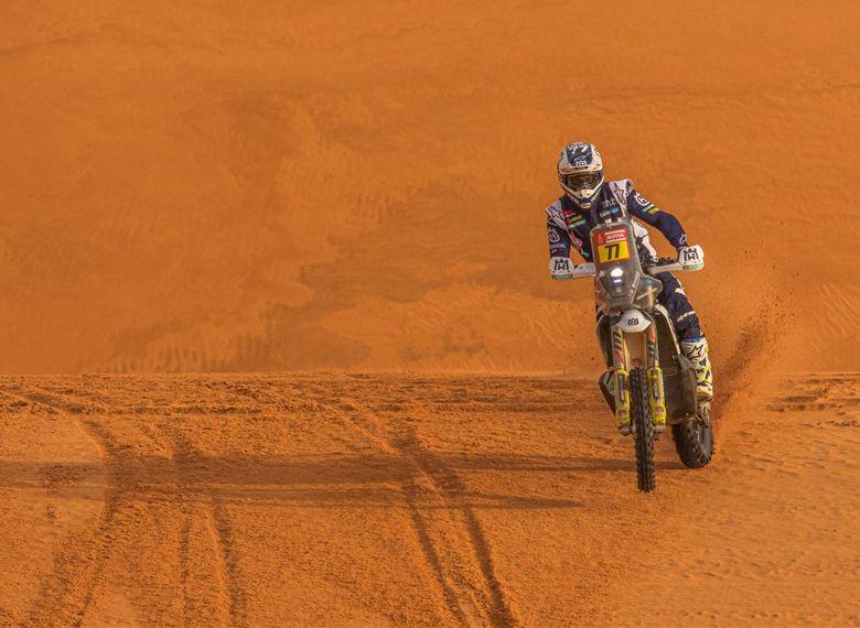 Po 14 etapah se je v Savdski Arabiji končal reli Dakar, med motociklisti je zmagal Kevin Benavides (na fotografiji). Foto: EPA