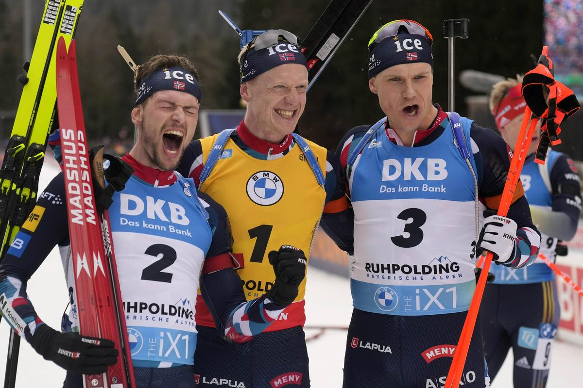 Na vrhu tekme s skupinskim startom so se razvrstili najboljši trije biatlonci v sezoni 2022/23. Foto: Reuters