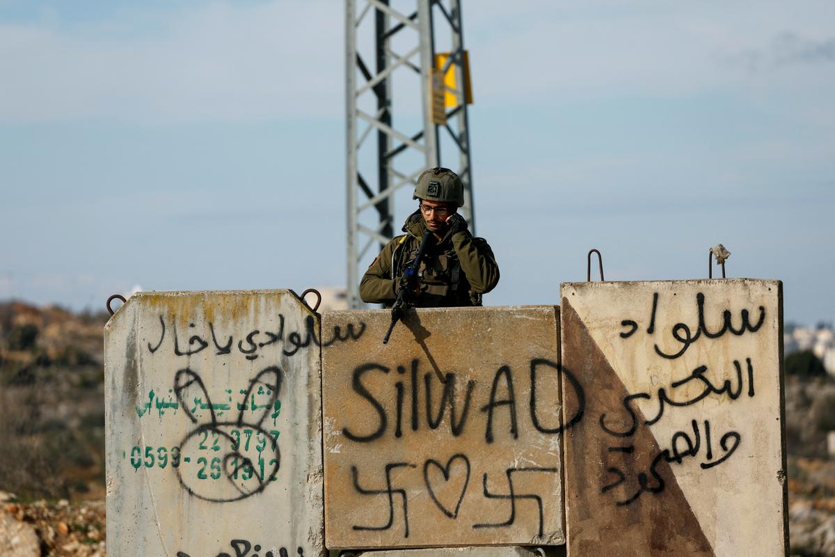 Ena od več sto izraelskih vojaških nadzornih točk, ki sekajo palestinsko ozemlje. Foto: EPA